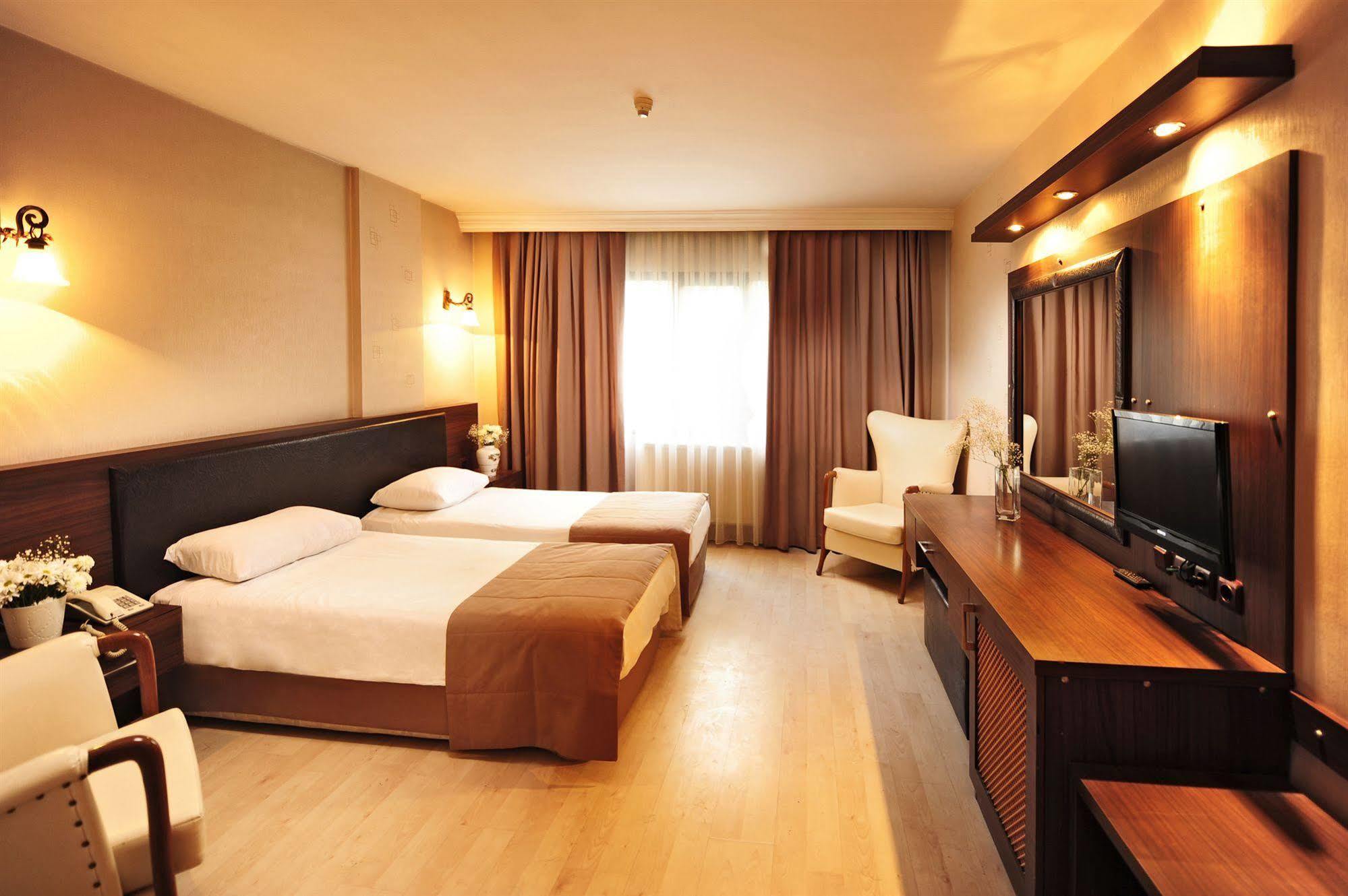 Uestuen Hotel Alsancak Esmirna Exterior foto